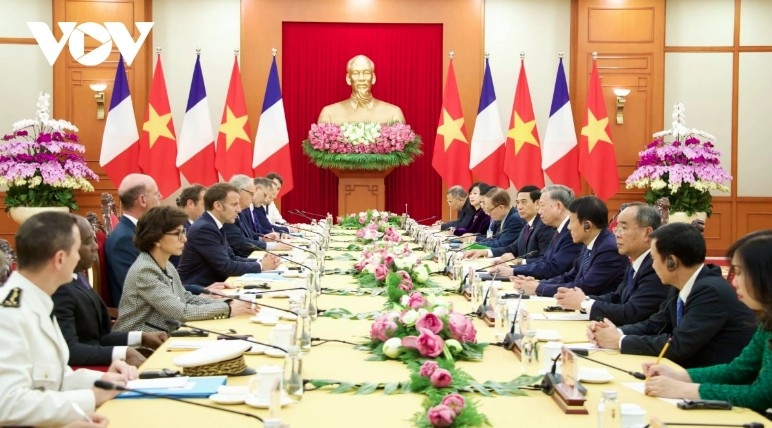 Party General Secretary To Lam meets with French President